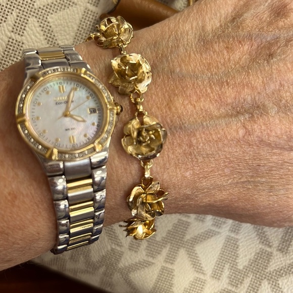 BEAUTIFUL ROSE BLOOMS GOLD BRACELET - Picture 6 of 10